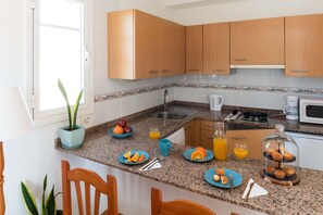 Réfrigérateur, micro-ondes, cafetière/bouilloire, bouilloire électrique