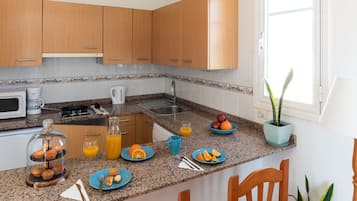 Een koelkast, een magnetron, een kookplaat