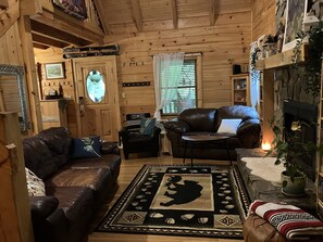 Living area - Cozy cabin in the heart of Maggie Valley (Maggie Valley)