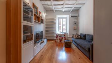 Standard-Apartment | Wohnbereich | 25-Zoll-Fernseher mit Satellitenempfang