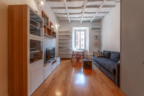 Standard Apartment | Living area | 25-inch TV with satellite channels - Casa Vanvitelli (Rome)