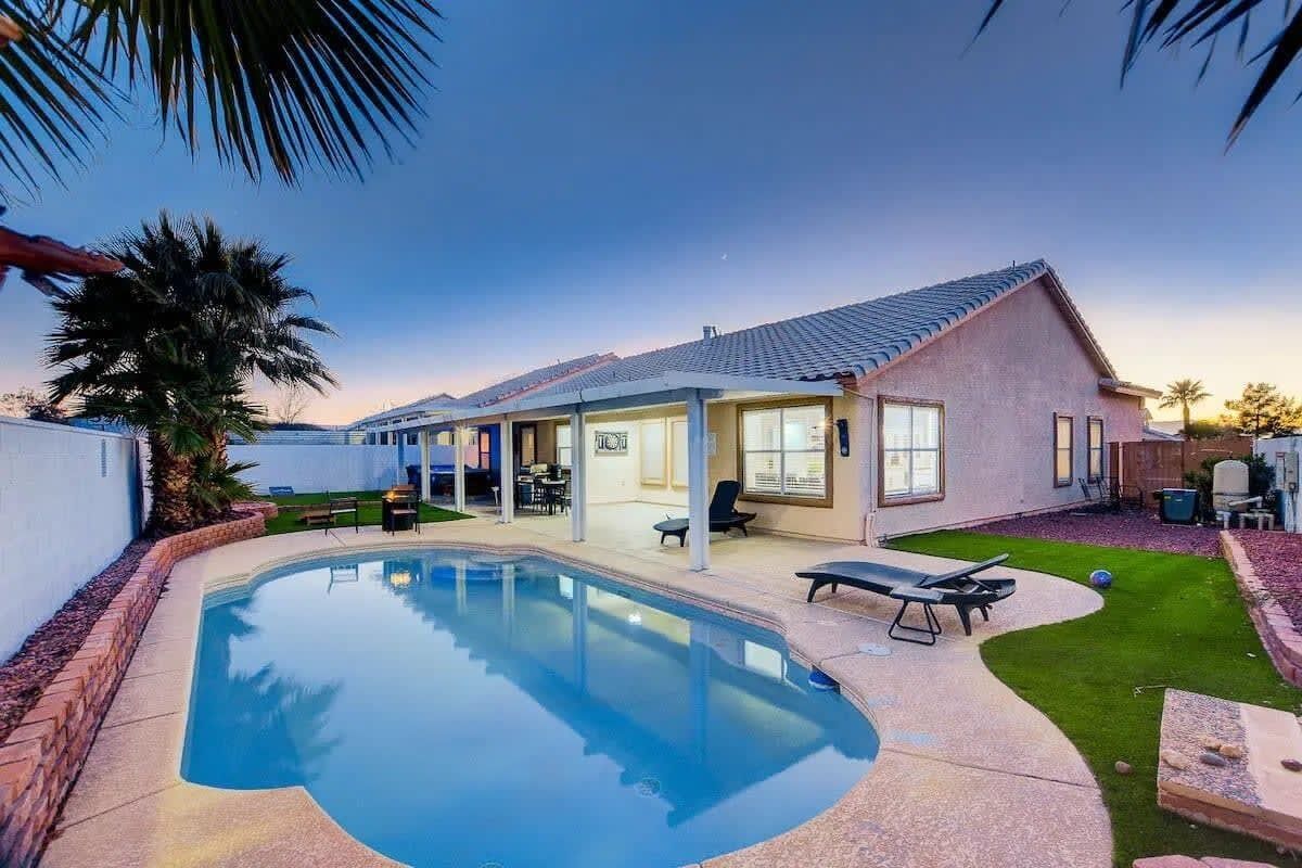 Charming 1-Story Home w Pool, Jacuzzi & Firepit