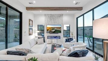 Televisión, chimenea, estéreo y oficina