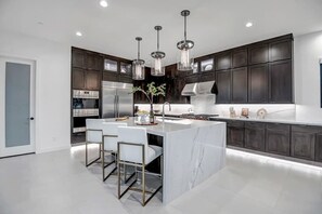 Geladeira, micro-ondas, fogão, cooktop