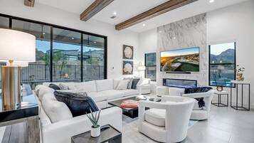 Televisión, chimenea, estéreo y oficina