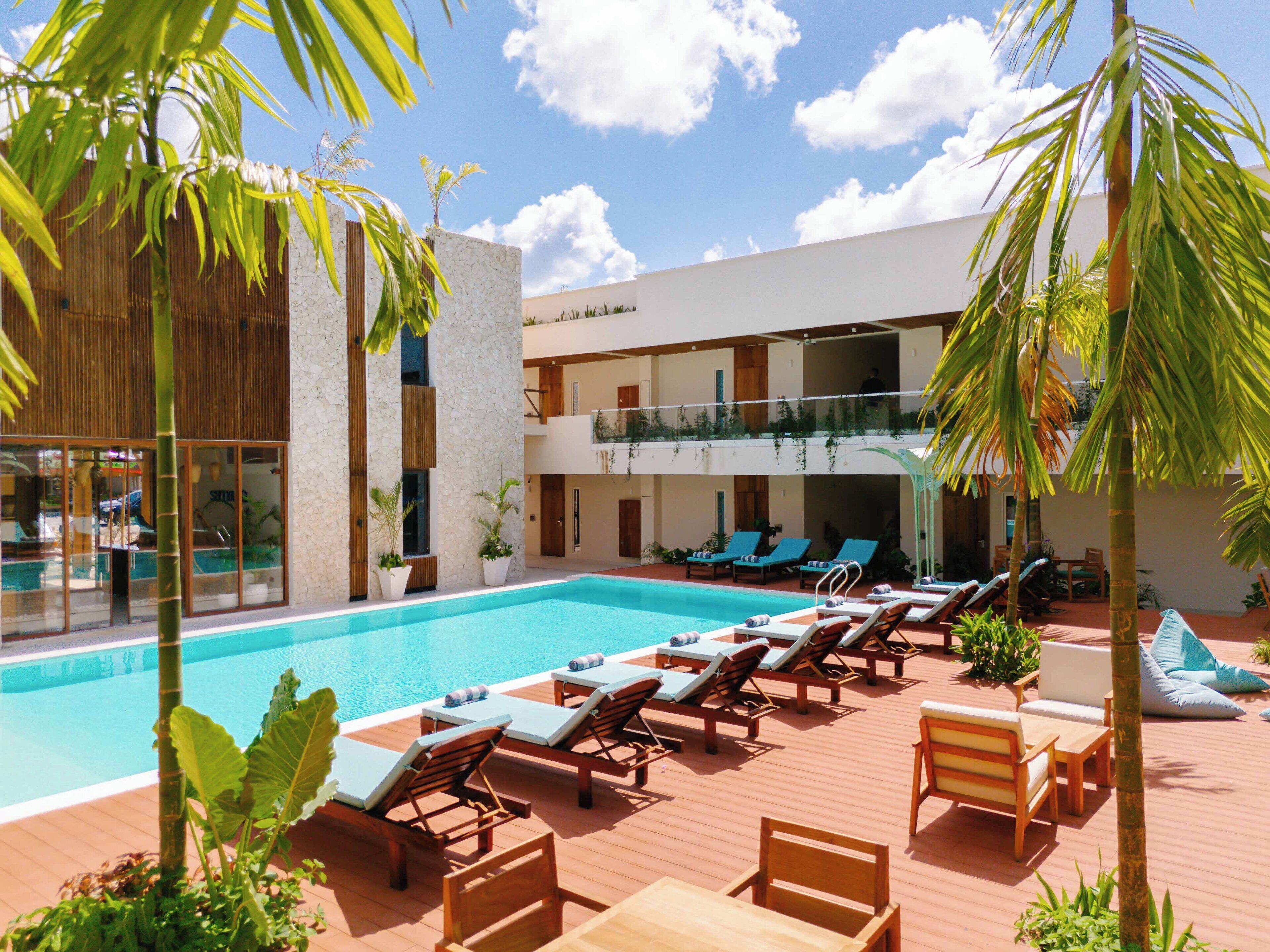 Una piscina al aire libre