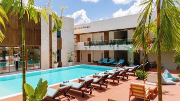 Una piscina al aire libre