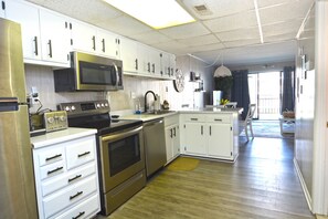 Kylskåp, mikrovågsugn, ugn och spishäll