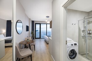 Geluiddichte muren, een strijkplank/strijkijzer, gratis wifi, beddengoed