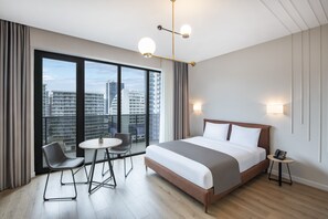 Estúdio conforto, vista para a cidade | Quartos à prova de som, ferros/tábuas de passar roupa, Wi-Fi de cortesia