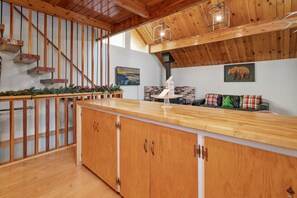 Lobby - Newly Renovated Ski Chalet nestled in the woods NEXT to Bear Mountain Slopes! (Big Bear)