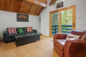 Smart TV, fireplace, video games - Newly Renovated Ski Chalet nestled in the woods NEXT to Bear Mountain Slopes! (Big Bear)