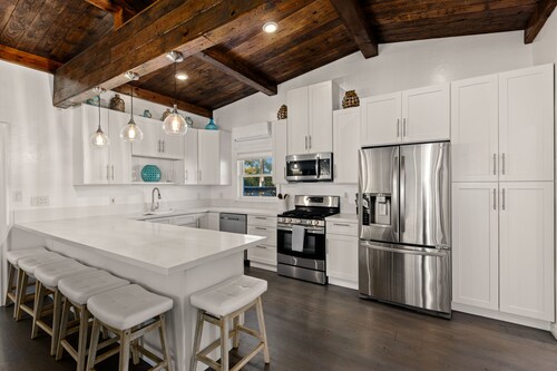 Ideal Beach House - Walk to Beach + Hot Tub + A/C