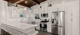 Ideal Beach House - Walk to Beach + Hot Tub + A/C