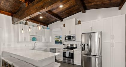 Ideal Beach House - Walk to Beach + Hot Tub + A/C