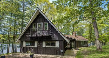 Lakefront, Sunroom, AC, Kayaks, Firepit