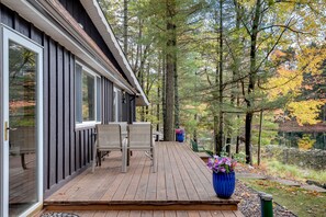 Outdoor dining - Loon Landing | Quiet lakefront, sunroom, large yard, firepit, kayaks, Dogs OK (Lake Tomahawk)