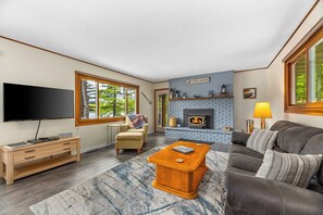 Smart TV, fireplace, DVD player, video library - Loon Landing | On Snowmobile Trail, Trailer Parking, Peaceful, Dogs OK (Lake Tomahawk)