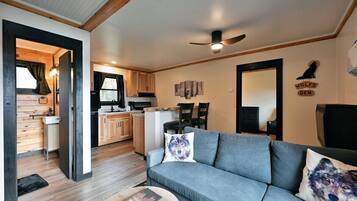 Een televisie en een open haard