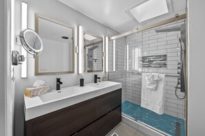 Shower, hair dryer, towels