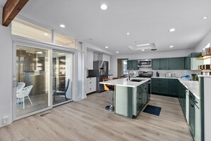 Een koelkast, een magnetron, een oven, een kookplaat