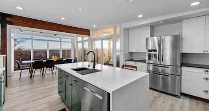 Mid-Century Modern - Views / Pool Table / Ping Pong / Firepit