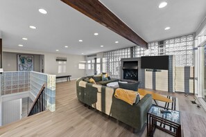 Een smart-tv, een open haard, een tafeltennistafel en een stereo