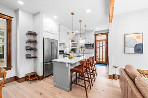 冷蔵庫、電子レンジ、オーブン、コンロ