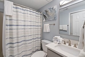 Een douche, handdoeken