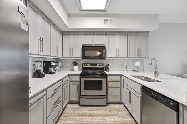 Réfrigérateur, micro-ondes, four, plaque de cuisson