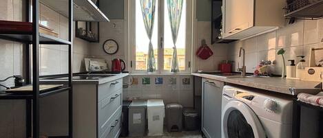 Een koelkast, een microgolfoven, een kookplaat