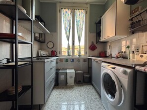Geladeira, micro-ondas, cooktop, cafeteira/chaleira