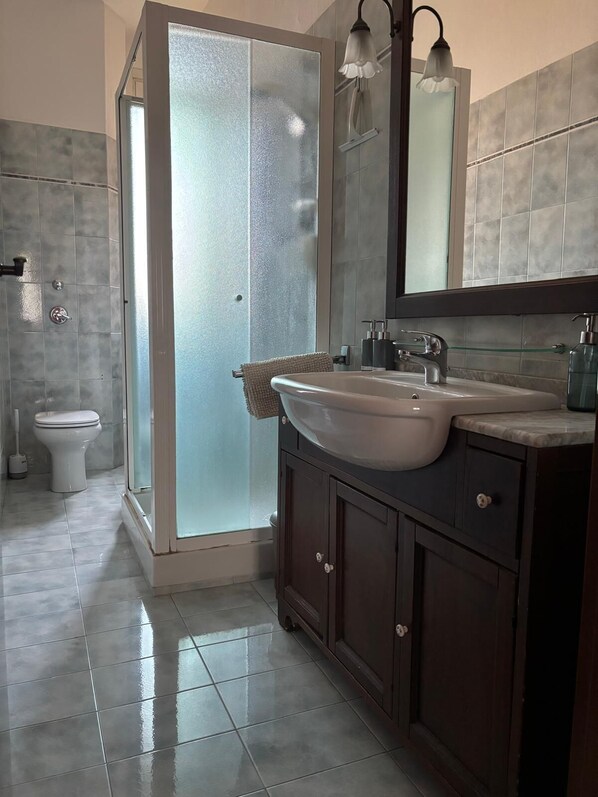 Douche, sèche-cheveux, bidet, serviettes fournies