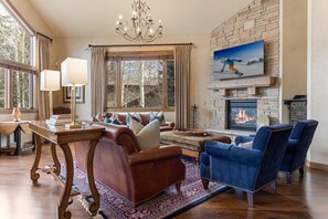 Una Smart TV, una chimenea, un reproductor de DVD, una oficina