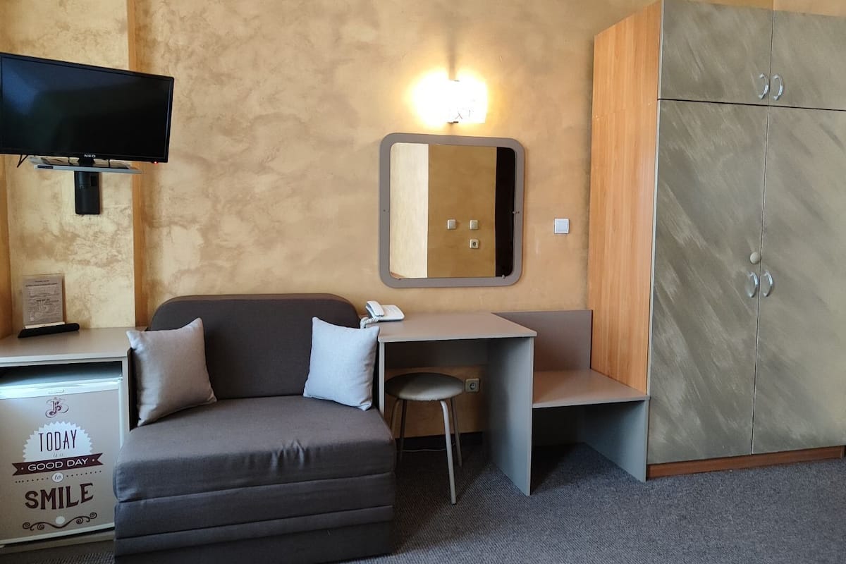City Single Room | Hypo-allergenic bedding, in-room safe, individually decorated, desk