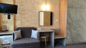 City Single Room | Hypo-allergenic bedding, in-room safe, individually decorated, desk