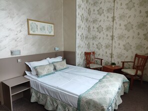 City Single Room | Hypo-allergenic bedding, in-room safe, individually decorated, desk - Family Hotel Bulair (Burgas)