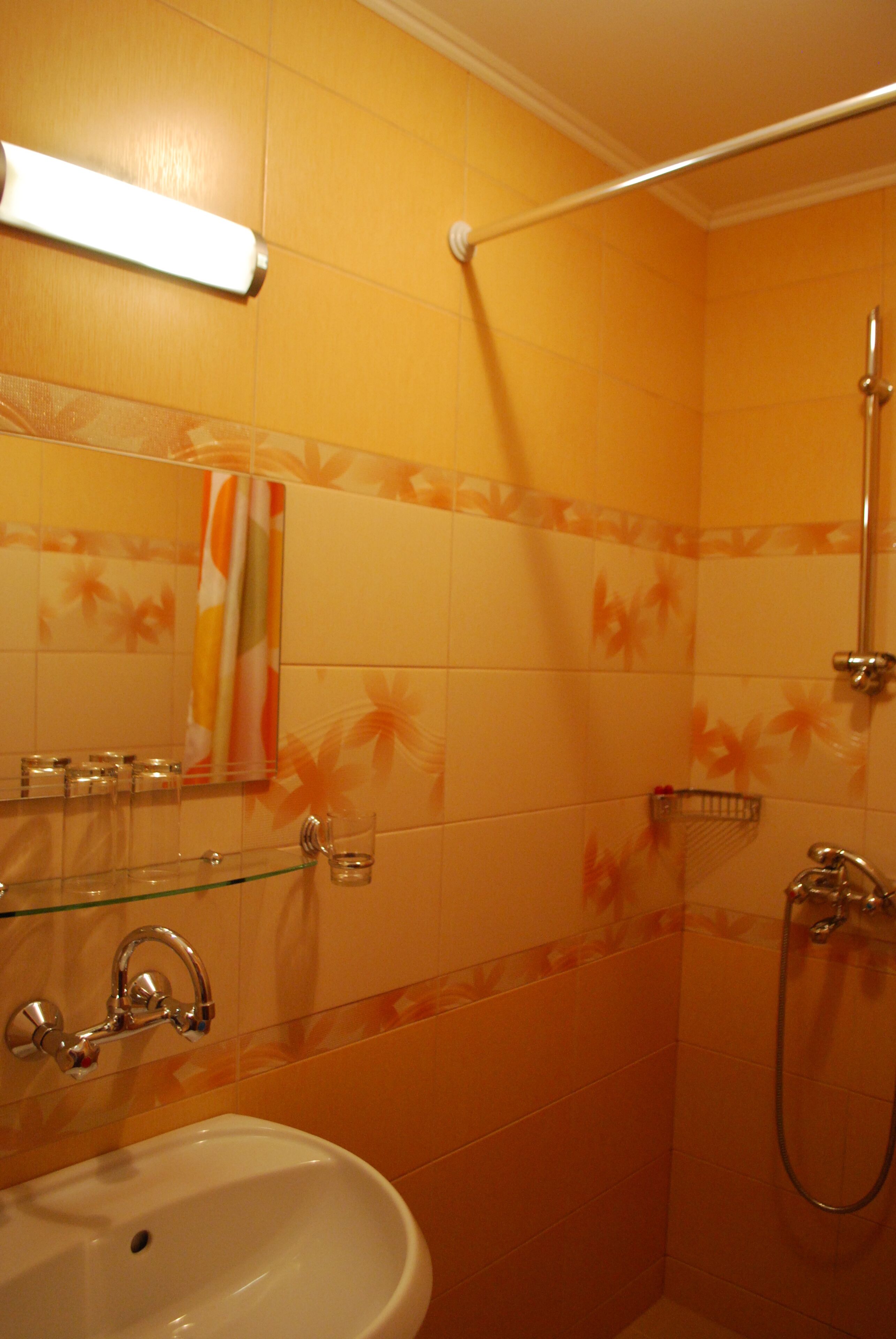 Quarto solteiro urbano | Banheiro | Chuveiro, produtos de toalete grátis, secador de cabelo 