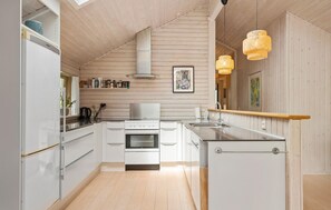 Réfrigérateur, micro-ondes, plaque de cuisson, lave-vaisselle