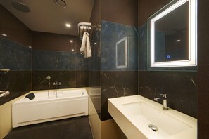 Presidential Suite | Bathroom | Rainfall showerhead, towels