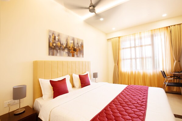 Habitación doble Deluxe | Área de sala de estar | Oficina 