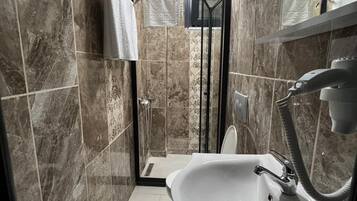 Studio Ălite, fumeurs, vue ville | Salle de bain | Douche, douche Ă  « effet pluie », sĂšche-cheveux, serviettes fournies