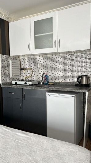 Estudio Elite, para fumadores, vista a la ciudad | Cocina privada | Frigobar, cafetera y tetera, utensilios de cocina y isla de cocina