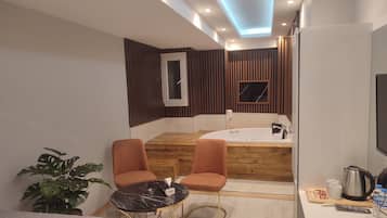 Suite estudio Deluxe | Tina de hidromasaje