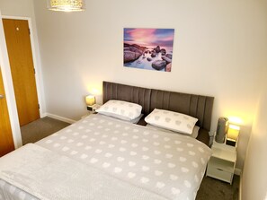 2 bedrooms, iron/ironing board, travel cot, free WiFi - Parkside apartment Normanton (Normanton)