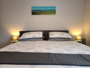 2 soverom, strykejern/-brett, reiseseng for barn og wi-fi (inkludert)