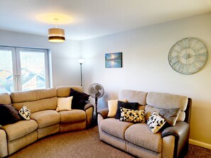 TV - Parkside apartment Normanton (Normanton)