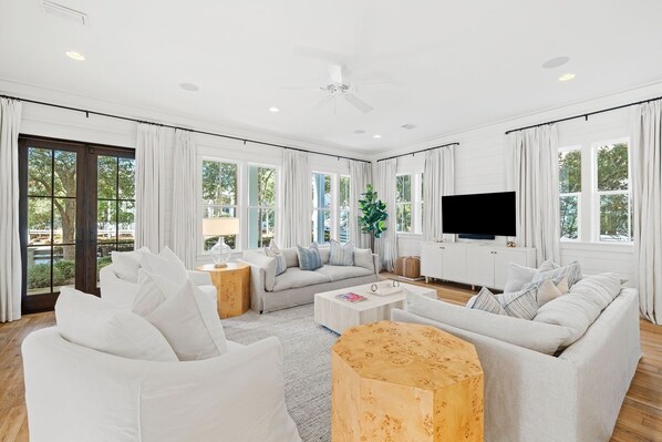 House, 5 Bedrooms | Living area