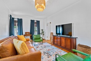 Smart TV, books, stereo - Historic Loft in Central Business District! Walk to Restaurants & Bathhouse Row! (Hot Springs)