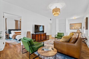 Smart TV, books, stereo - Historic Loft in Central Business District! Walk to Restaurants & Bathhouse Row! (Hot Springs)